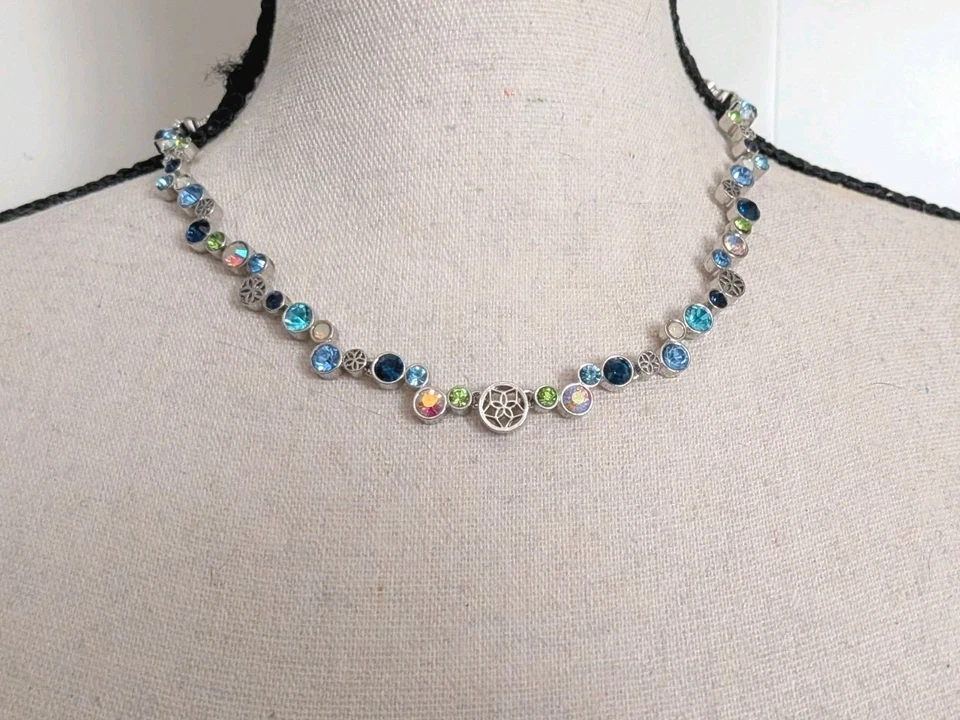 Juego de aretes collar tono plata pedrería AB azul verde Lia Sophia Foto 4 de 4