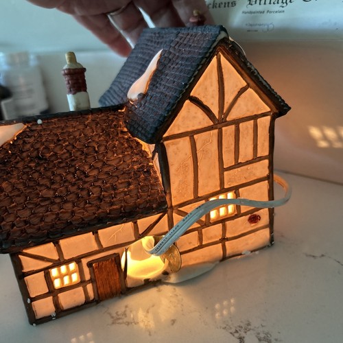 Dickens' Village 1985 Tudor Cottage excellent condition w box & light - Picture 5 of 12
