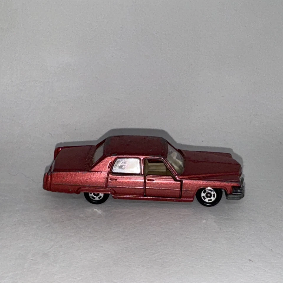 Tomy Pocket Cars F2 Cadillac Fleetwood Brougham Diecast Car 1973 1:77 rosa rosa Foto 2 de 4