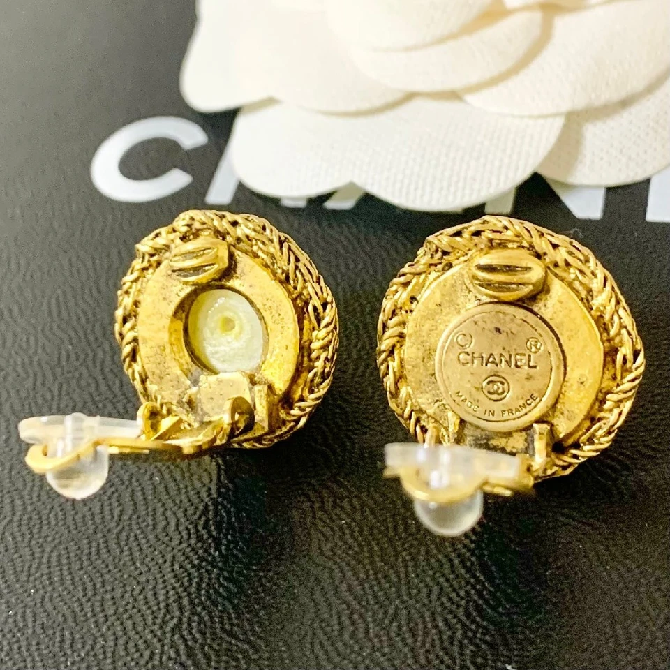Pendientes CHANEL puño perla cadena color oro marca CC logo forma redonda vintage Foto 3 de 4