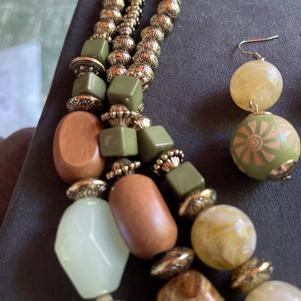 Pendientes collar de cuentas verdes marca Eocar multihilo cobre, Demi Parure Foto 3 de 4