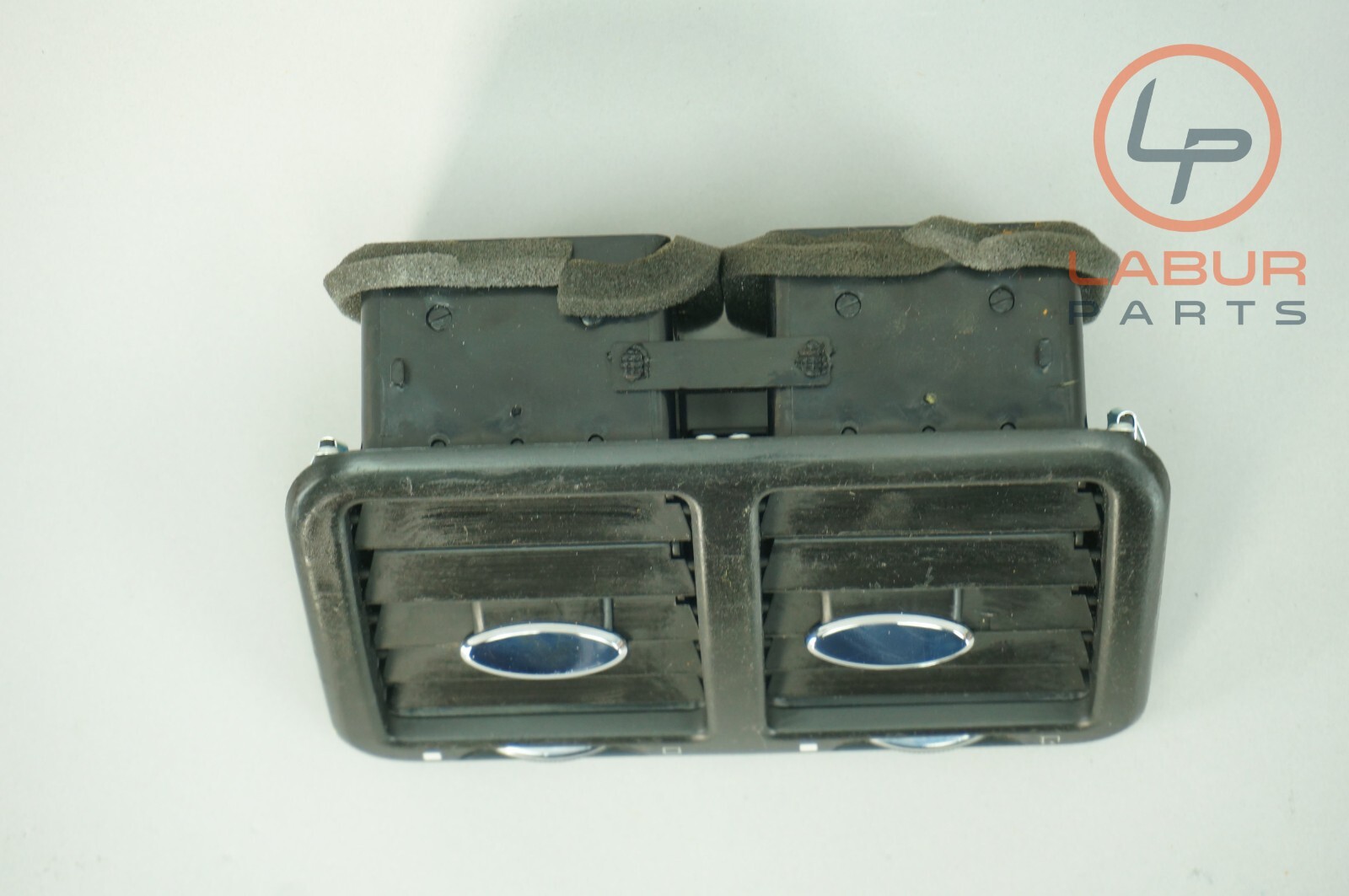 M139 03-13 Maserati Quattroporte Rear Center Console A/C Heater Air Vent B539