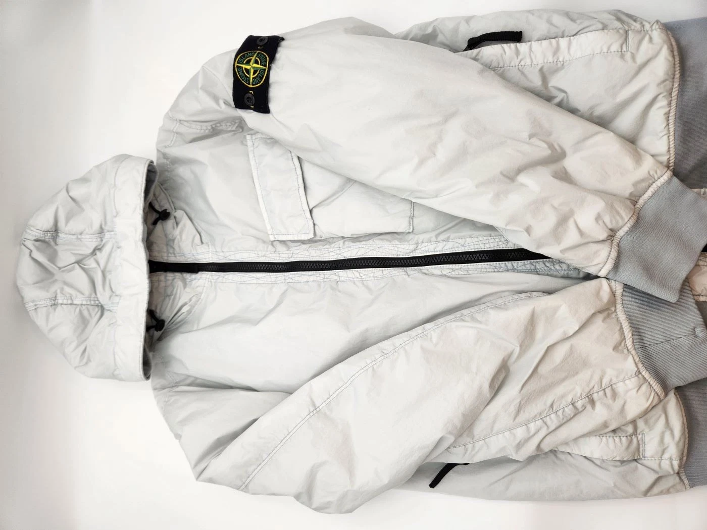 Stone Island piumino stropicciato con cappuccio grigio chiaro 40723 139724303