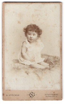 Fotografie G. Stöckle, Stuttgart, Blumen-Str. 19, Kind auf Fell sitzend 
