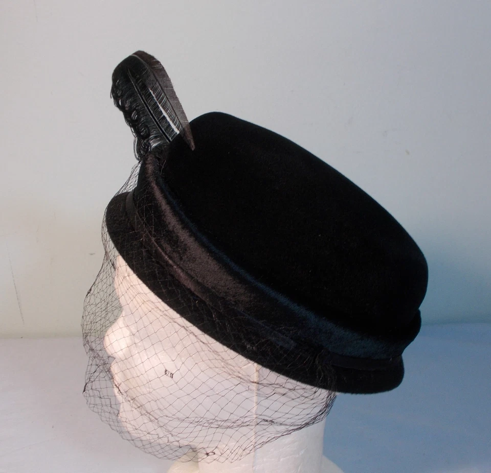 De colección Negro Terciopelo Damas Vestido Sombrero Velo Pluma y Estrás 21" Foto 2 de 4