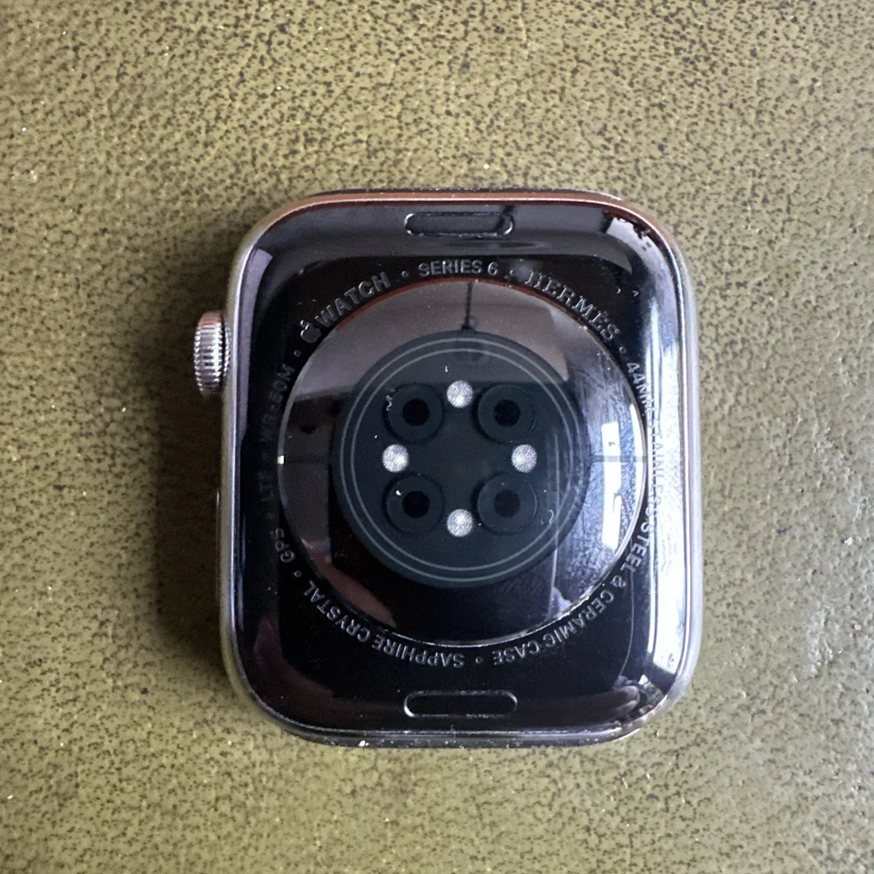 Apple Watch ⌚️ Hermes series 6 44mm ( Mint Condition ) WiFi + 4G, 100% battery - Image 2 of 4
