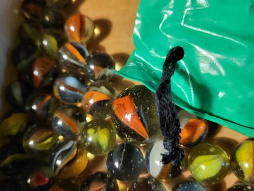 Vintage Bag Of 75 Cat's Eye Marbles in Original Green Vinyl Bag Made in Taiwan - Picture 2 of 5