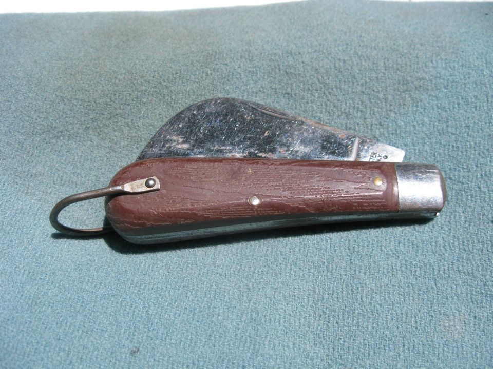 A Kutmaster Utica NY folding hawkbill pruner — a classic American-made working knife with that satisfying chunky vintage aesthetic collectors love.