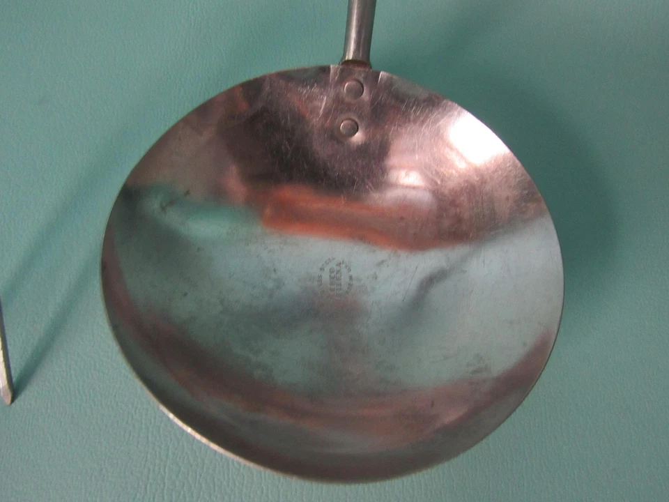 Cucharón y horquilla de talla vintage con mango de caramelo ámbar inoxidable EKCO ETERNA EE. UU. Foto 2 de 4