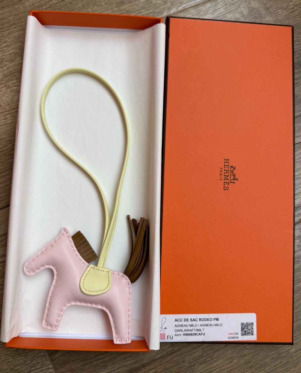 【入手困難】エルメス ロデオ PMローズダーリン　単色 HERMES rodeo NEW Hermes Rodeo Pm Milo Lambskin Rose Darling/ Kraft / Jaune