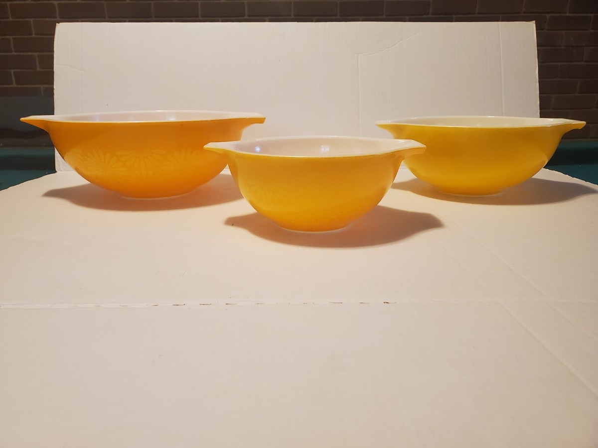 Vintage Pyrex Yellow Orange Sunflower Daisy Nesting Mixing Bowls