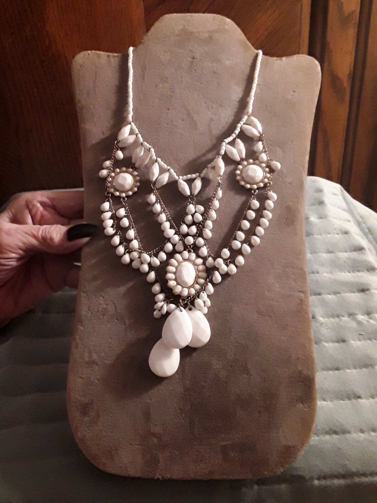 SUMMER PLASTIC WHITE DRAMATIC BIB NECKLACE - image 1