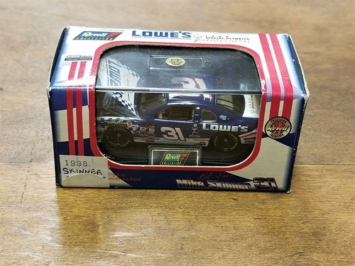1998 Revell Collection 1:64 #31 Mike Skinner/Lowe's/Special Olympics NASCAR (N3) - Foto 1 di 5