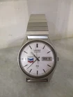 VINTAGE SEIKO CHEVRON QUARTZ WATCH SQ DAY/DATE - AWARD WATCH-RUNS GREAT-NEW BATT