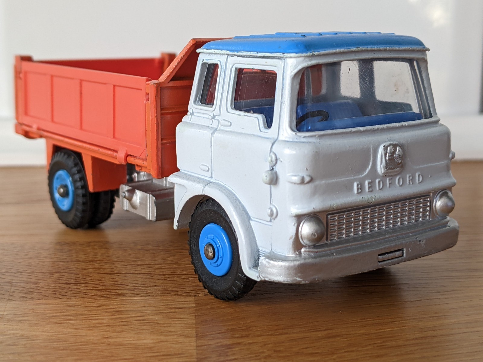 Dinky 435, Bedford TK Tipper - Free Price Guide & Review