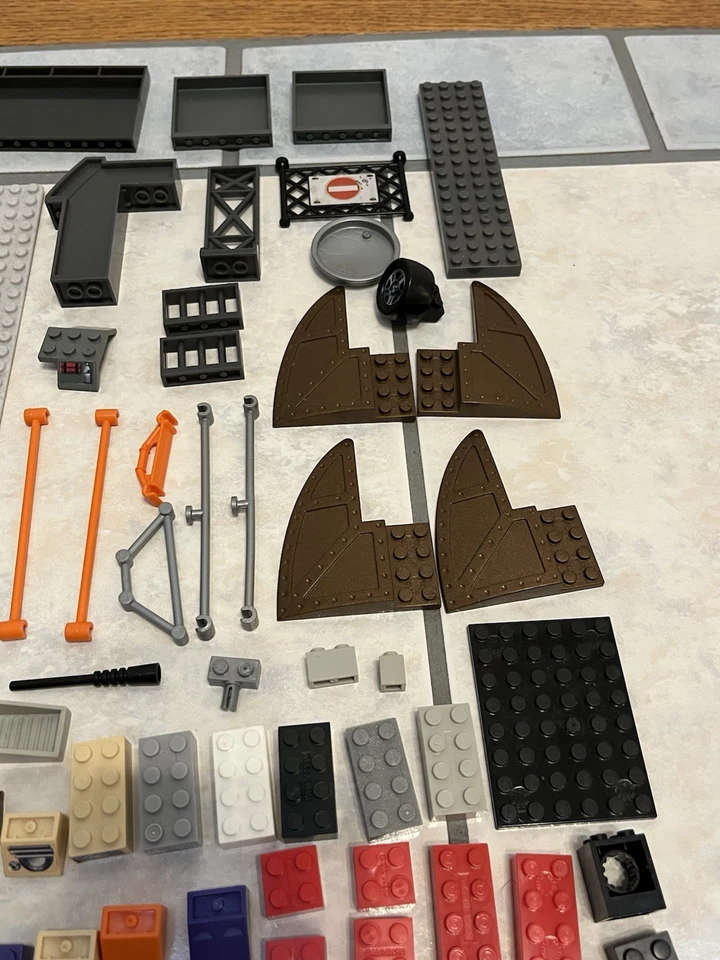 Huge Vintage 2002 Mega Bloks Alien Agency Hangar 18 Replacement Parts Lot + More - Image 4 of 4