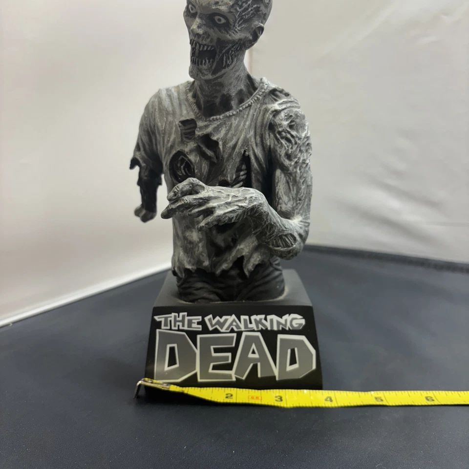 Banco busto blanco y negro The Walking Dead Zombie Diamond Select TWD Foto 3 de 4