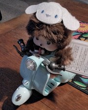 Monchichi mit Roller,  Licht Sound und fährt  Figur ca 15 Cm Neu und Unbenutzt 