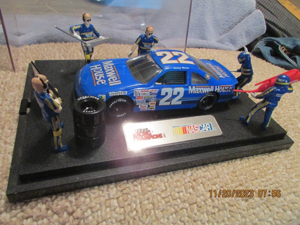 STERLING MARLIN 1-24 RACING CHAMPIONS # 22 FORD THUNDE NASCAR PIT STOP SHOW CASE - Imagem 2 de 4