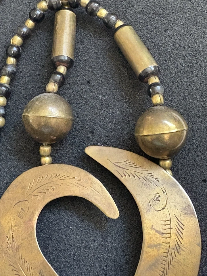 复古黄铜黑色串珠风格心形叶羽毛雕刻吊坠项链 — 第 4/4 张图片