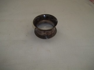 ANCIEN ROND DE SERVIETTE EN METAL ARGENTE ?
