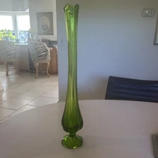 L.E. Smith  MCM 6 Petal 23.5” Swung Glass Vase Green WOW