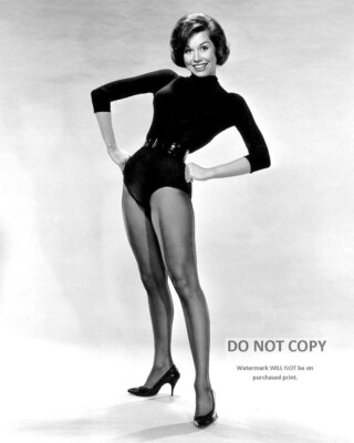 ACTRESS MARY TYLER MOORE - 8X10 PUBLICITY PHOTO (ZY-830)