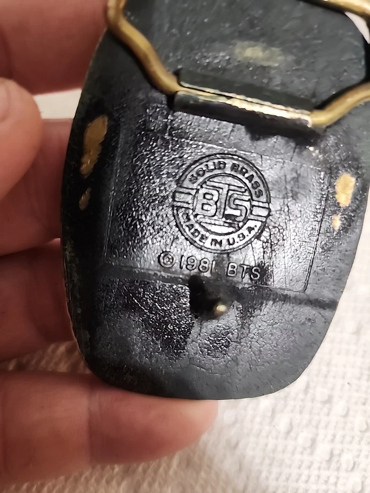 Fivela de cinto vintage HOWMET AEROSPACE latão amarelo sólido por BTS feita nos EUA  - Imagem 4 de 4