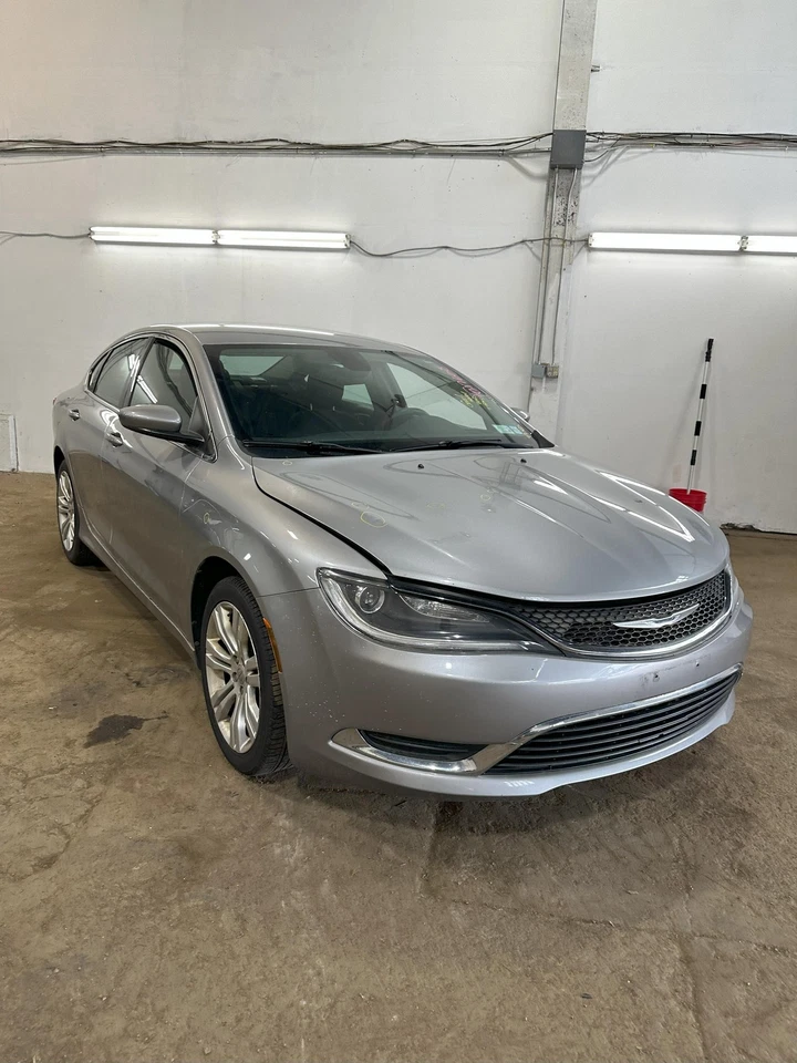 Used Rear Bumper Assembly Rear fits: 2015 Chrysler 200 w/park assist 4 sensor bu Foto 4 de 4