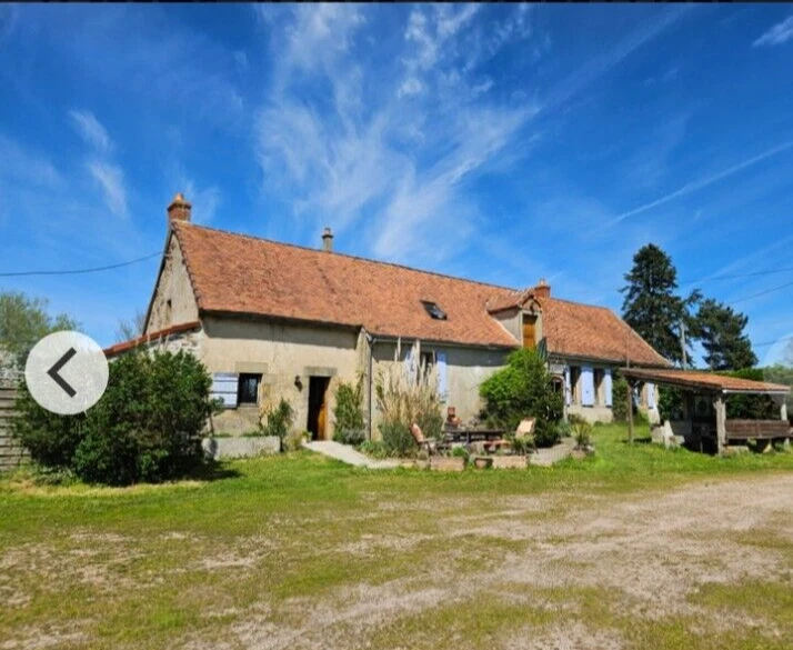 Large 6 bed house with a 3 bed gite, workshops, studio, stables and garages - Image 2 of 4