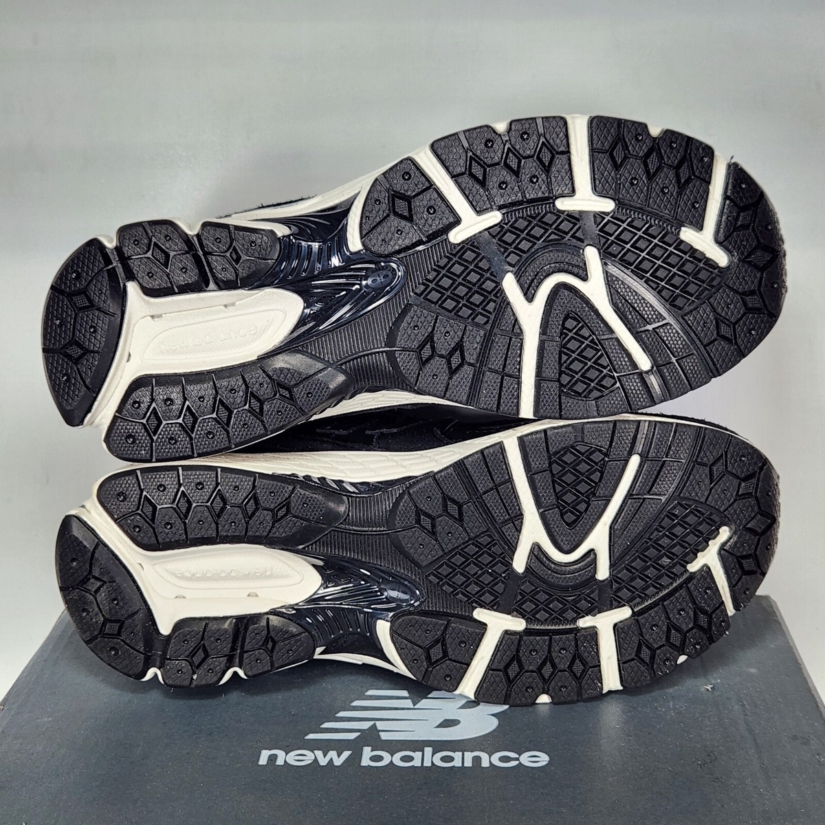 Kids New Balance 2002 Grade School Black Running Sneakers GC2002BK Size 4.5 Boys 009IF_0001_right main image 3