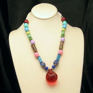 Vintage-Necklace-Red-Lucite-Pendant-Mid-Century-Glass-Acrylic-Colored-Beads
