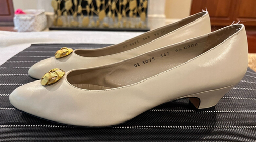 Vintage Salvatore Ferragamo Cream Pumps Gold Accent Heels Size: 9.5 AAAA Shoes - Picture 2 of 10