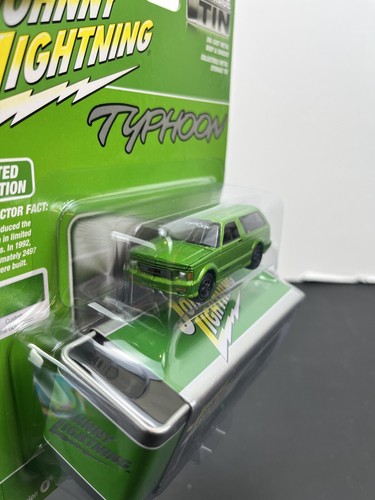 Lata de almacenamiento de coleccionista Johnny Lightning 2025 1992 GMC Typhoon verde versión B - Imagen 3 de 4