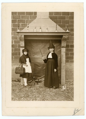 FOTO ALIX Lannemezan, Weihnachten 1928 Kamin Magie Kostüm Hexe Zauberstab - Bild 1 von 2
