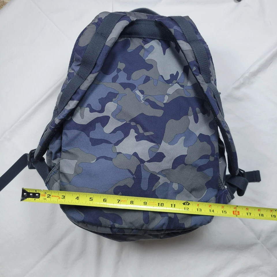 Mochila Kipling Estampado Camuflaje Gris y Negro Mediana Sin Mono Dije con Caja de Lápices Foto 4 de 4
