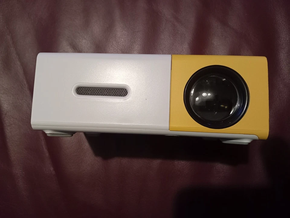 Excelvan YG300 Mini Portable LCD Pocket Projector. Never used. - Image 2 of 4