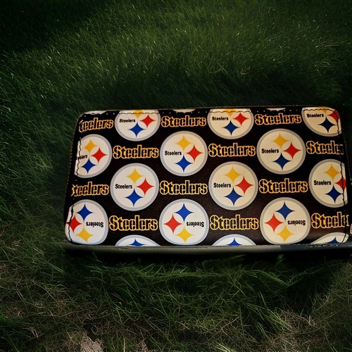 Officially Licensed NFL Pittsburgh Steelers Curve Zip Organizer Wallet - Picture 2 of 9
