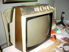 RETRO VINTAGE TV 1965 RCA VICTOR 19 INCH B W WOODGRAIN PLASTIC CABINET WORKING