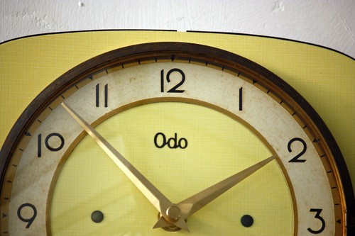 Vintage 23cm Odo Wall Clock - French Yellow Formica Retro Mid Century Atomic - Picture 3 of 3