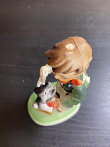 Niño de plástico duro vintage tipo abejorro con cachorro - Imagen 5 de 11