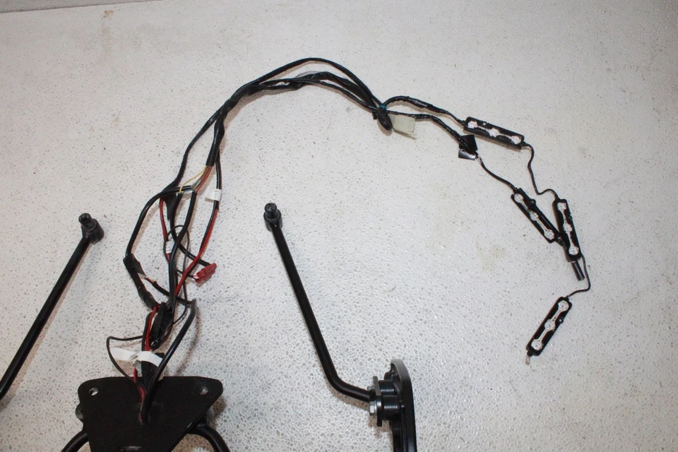 11-15 APRILIA TUONO V4R APRC 原始设备制造商 HEPCO 后座垫袋板夹钥匙 — 第 4/4 张图片