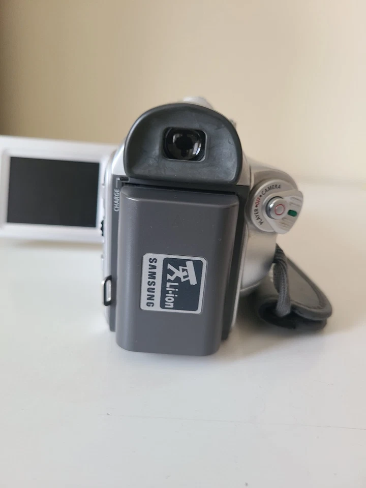 Samsung SCD103 Digital Video Camcorder 18X Digital Zoom ( Untested / No Charger) - Image 4 of 4