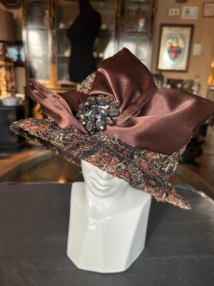 Brocado vintage Whittall & Shon com miçangas lantejoulas brocado derby chapéu arco strass broche acento - Imagem 3 de 4