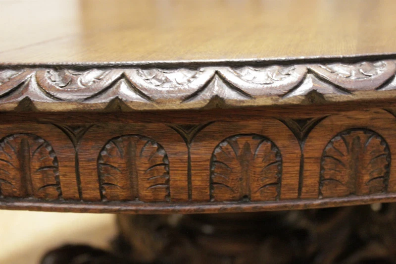 Mesa redonda grande antigua francesa renacentista tallada con animales tallados Foto 4 de 4