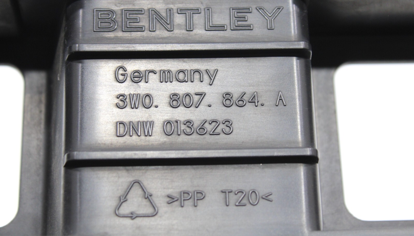 2003 - 2010 BENTLEY CONTINENTAL REAR BUMPER CENTER SUPPORT MOUNT BRACKET OEM