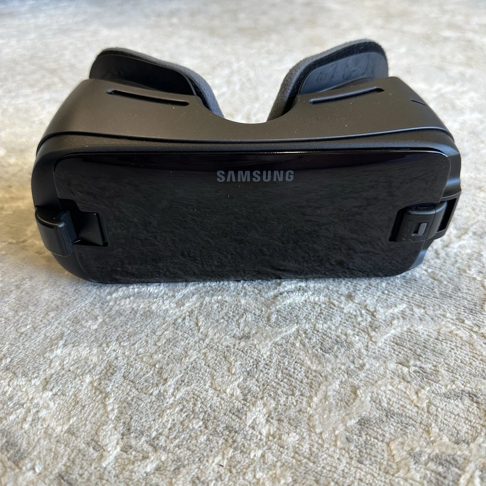Samsung Gear VR w/ Controller Oculus Virtual Reality Headset SM-R324 - Open Box - Image 4 of 4