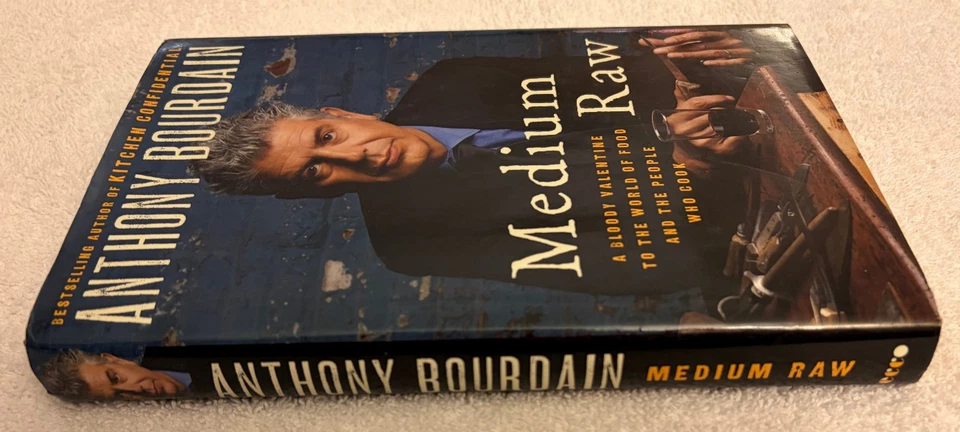 Signed by Anthony Bourdain HC/DJ 1st ~ Medium Raw : A Bloody Valentine to the .. Foto 2 de 4