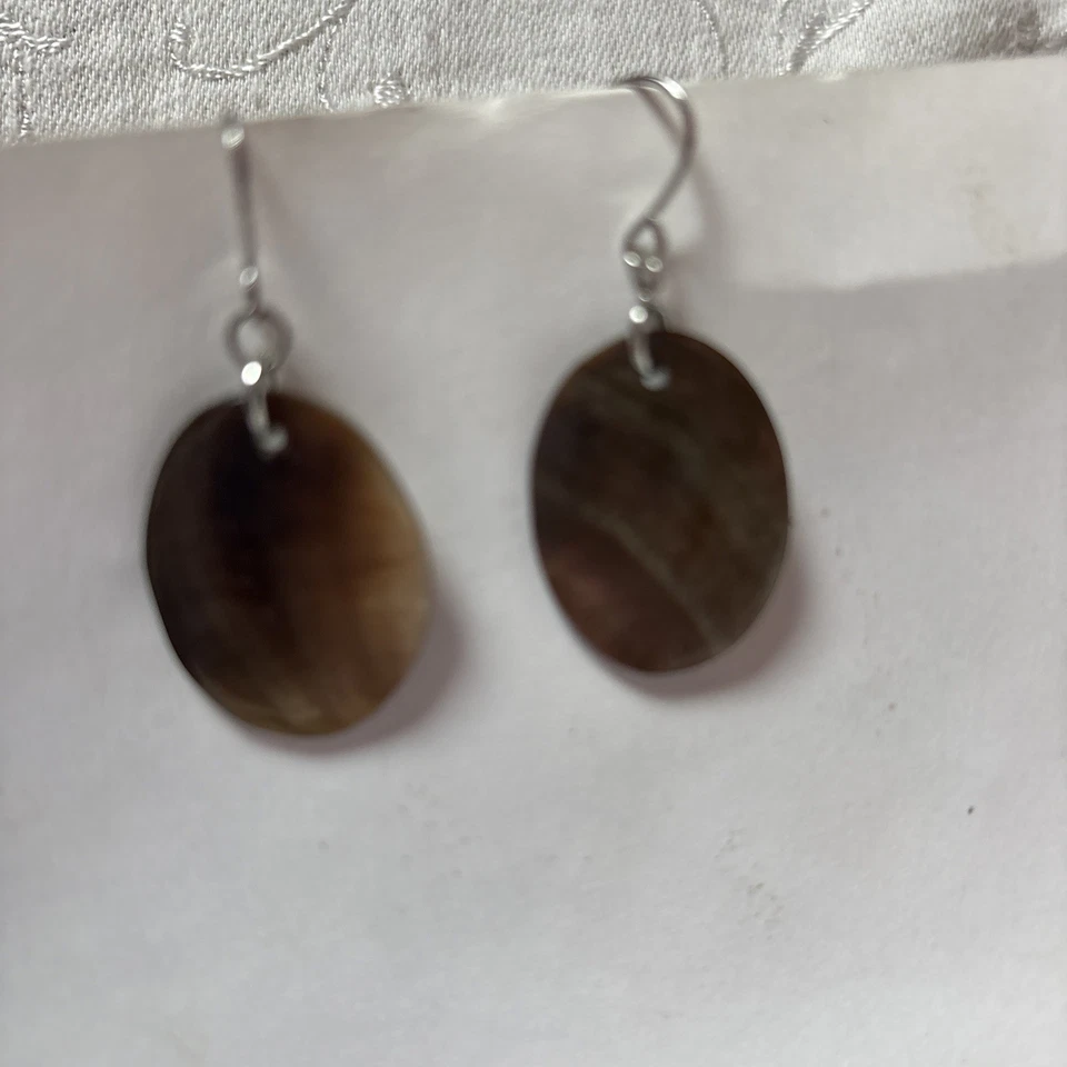 Pendientes colgantes redondos con caparazón de madreperla tono plata blanco marrón gris playa Foto 3 de 3