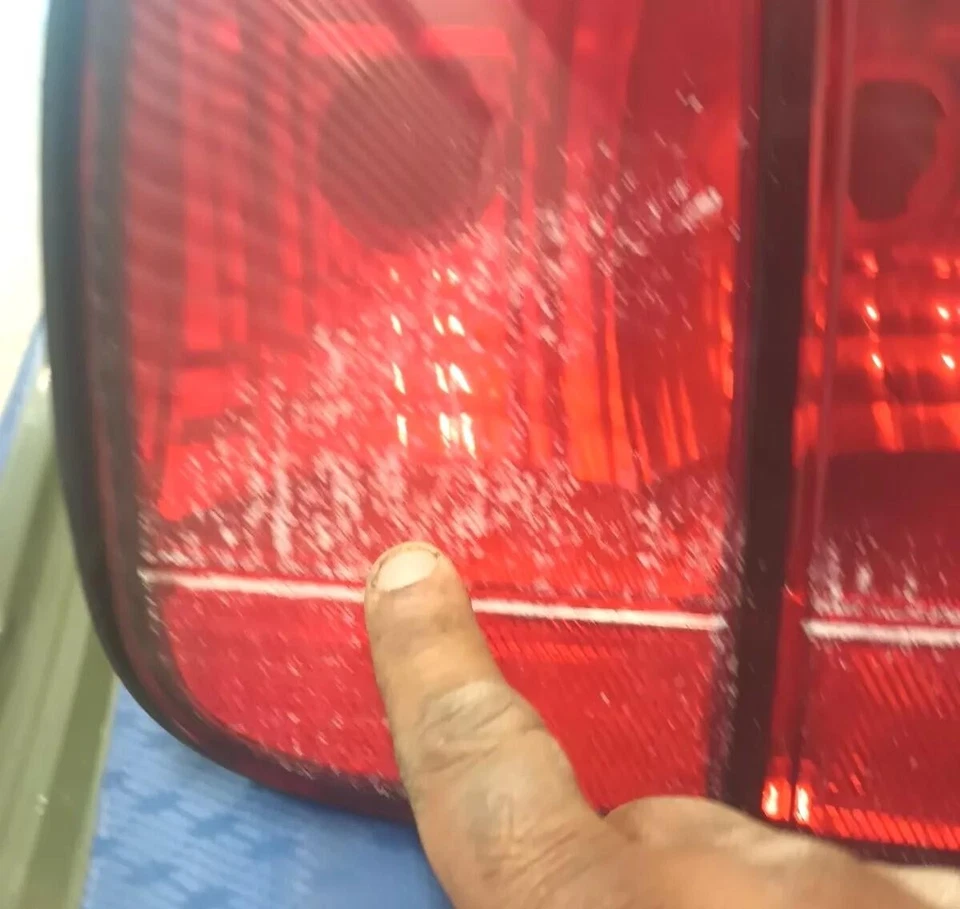 Luz trasera izquierda Ford Mustang 2005-09 sin arnés LOC-114 Foto 2 de 4